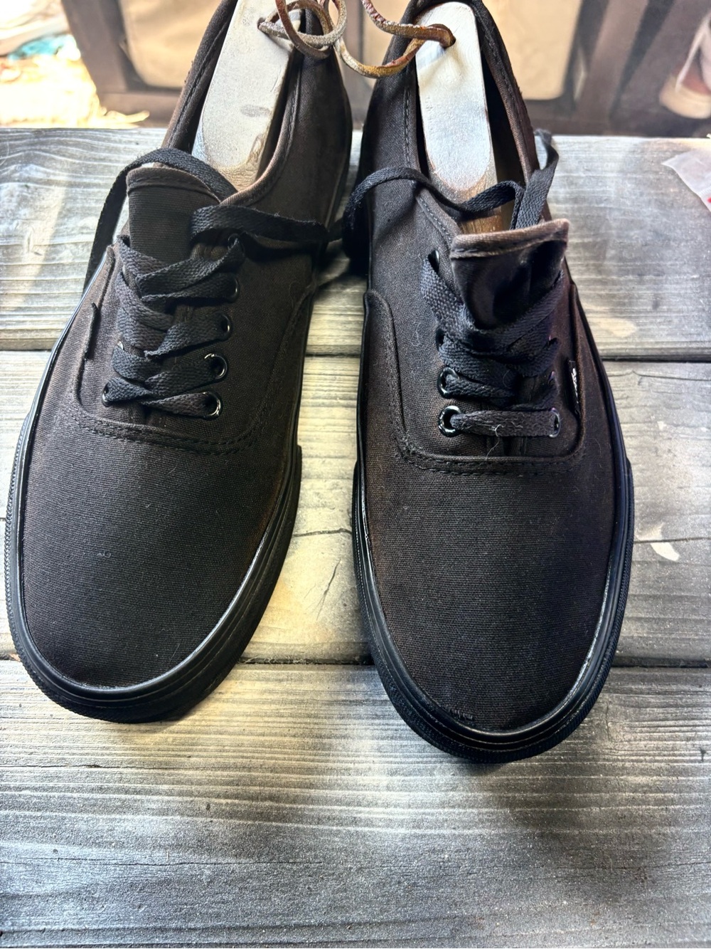Black canvas lace up sneakers in US 10.5 #skateboarding #canvas